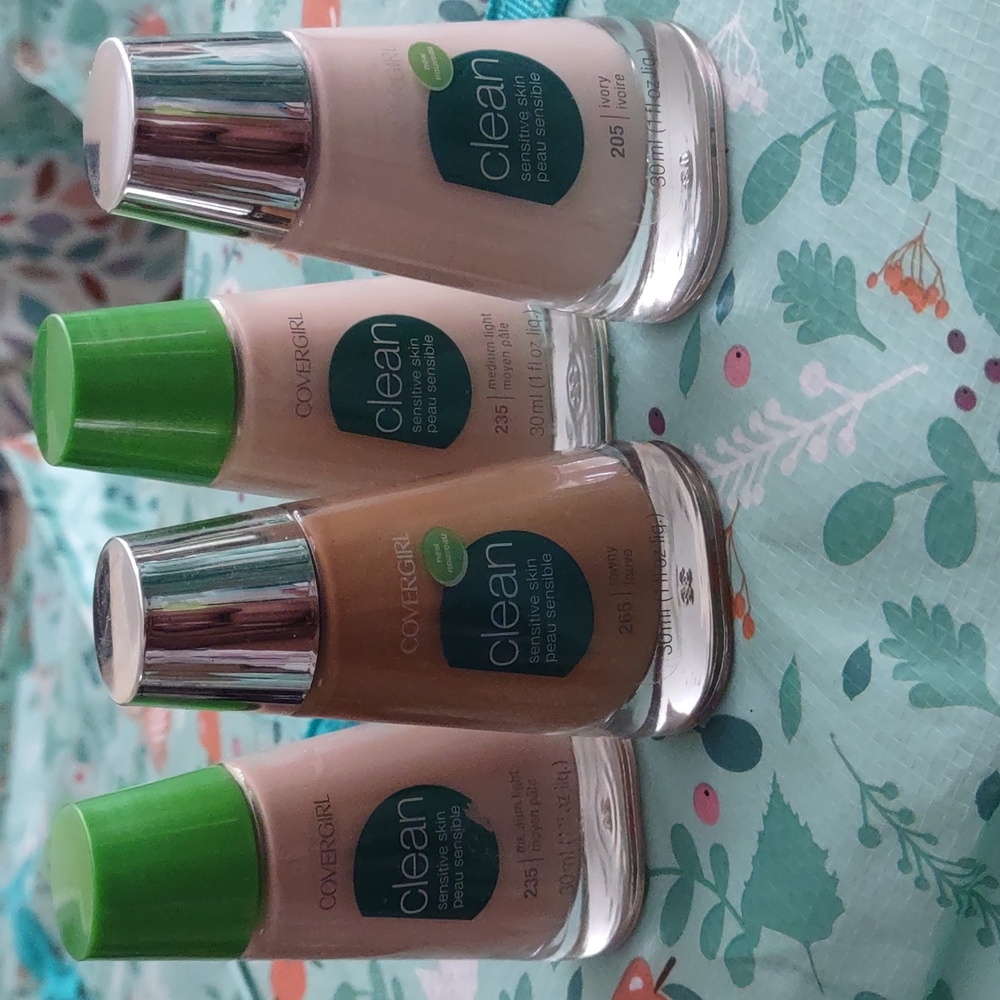 COVERGIRL Medium Light Liquid Foundation NEW - Picture 7 of 9
